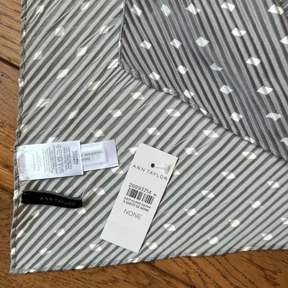 Ann Taylor Pleated Grey & White Diamond Pattern Square Scarf NWT - Picture 5 of 8